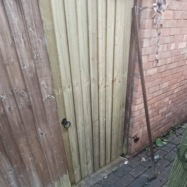 Fence panel repair and replacement work